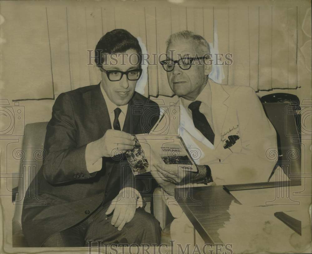 1970 Press Photo Dr. Dan Michaeli, Israeli Army, Meets With Dr. Sydney Jacobs- Historic Images