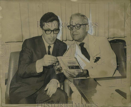 1970 Press Photo Dr. Dan Michaeli, Israeli Army, Meets With Dr. Sydney Jacobs- Historic Images