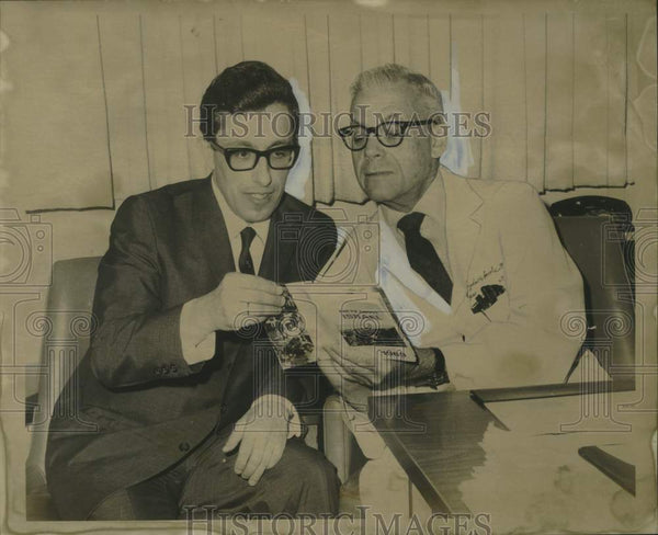 1970 Press Photo Dr. Dan Michaeli, Israeli Army, Meets With Dr. Sydney ...