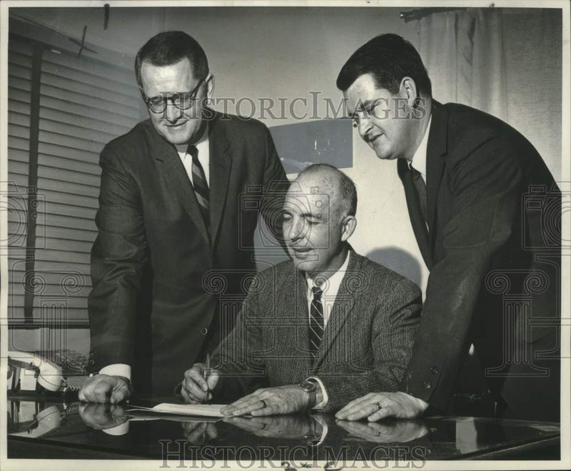 Load image into Gallery viewer, 1968 Press Photo Contract signing for the operation of Superior Pontiac GMC Inc.
