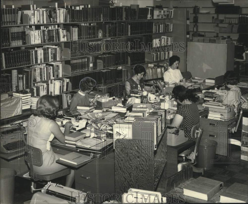 Load image into Gallery viewer, 1967 Press Photo Crowded conditions in Jefferson Parish Library in Gretna
