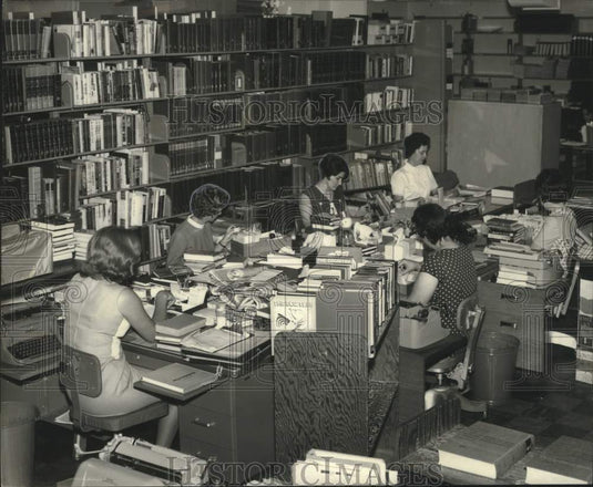 1967 Press Photo Crowded conditions in Jefferson Parish Library in Gretna
