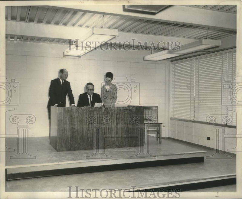 Load image into Gallery viewer, 1964 Press Photo First Parish Court of Jefferson in the Janice building
