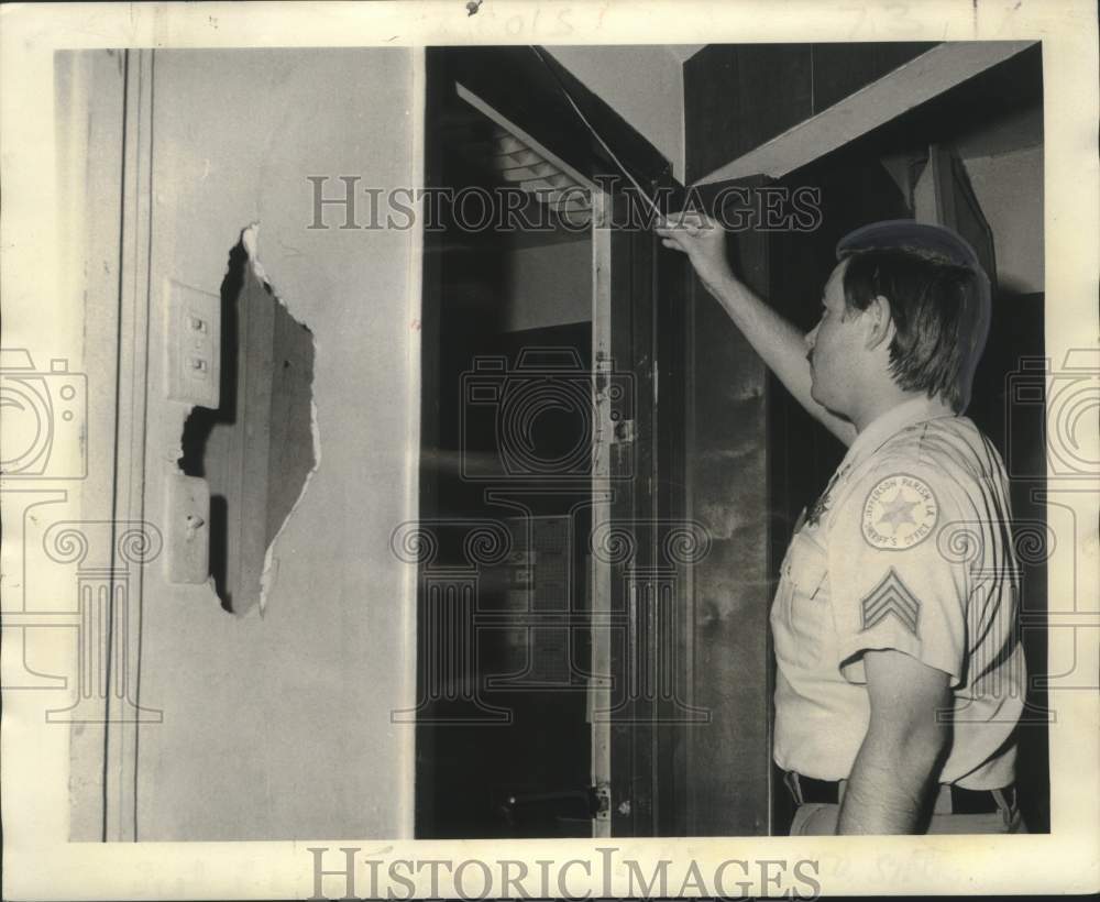 1973 Press Photo Missing chunk of wall at the East Bank Lockup- Jefferson Parish