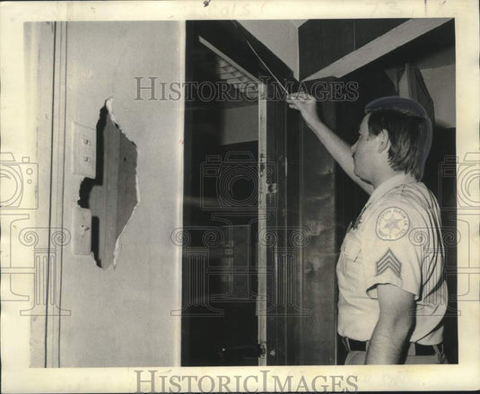 1973 Press Photo Missing chunk of wall at the East Bank Lockup- Jefferson Parish