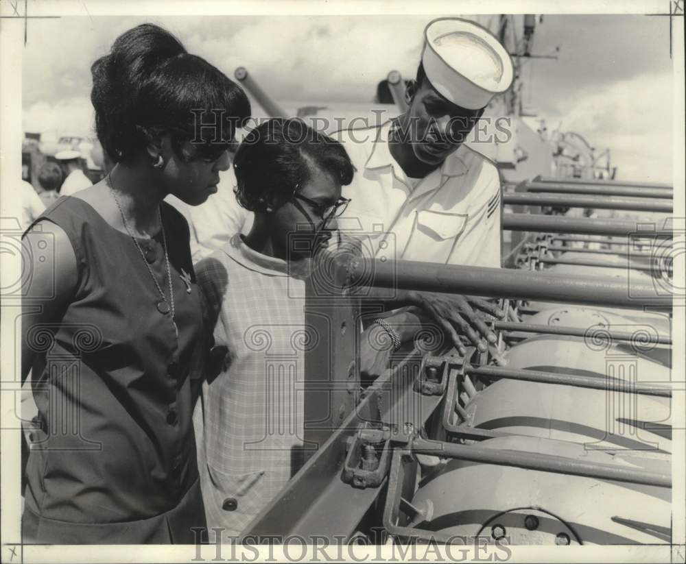 1968 Press Photo Seamone Wilbert J. Rawlins, Wife &amp; Martha St. Cyr on USS Hyman