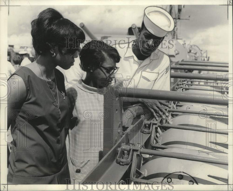 Load image into Gallery viewer, 1968 Press Photo Seamone Wilbert J. Rawlins, Wife &amp; Martha St. Cyr on USS Hyman
