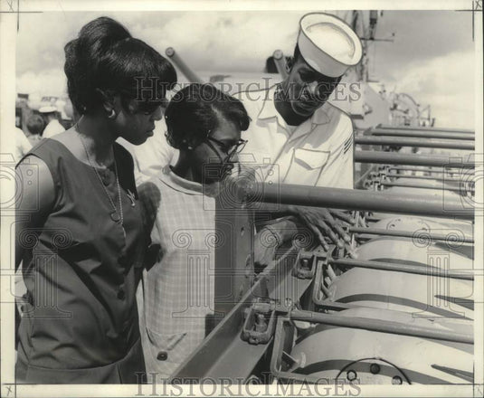 1968 Press Photo Seamone Wilbert J. Rawlins, Wife & Martha St. Cyr on USS Hyman