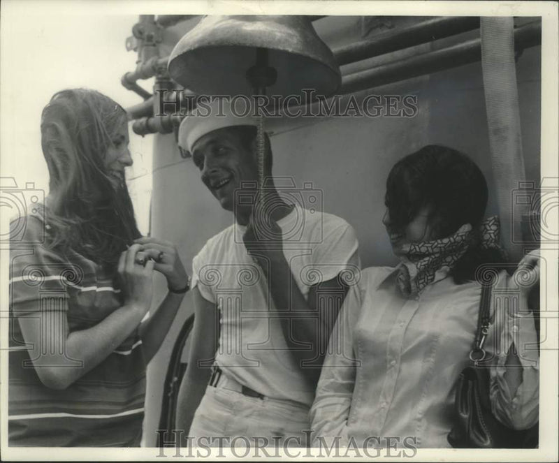 Load image into Gallery viewer, 1968 Press Photo Seaman Wayne Gunter, Anna Gjenero, Beatriz Gardenas on US Hyman
