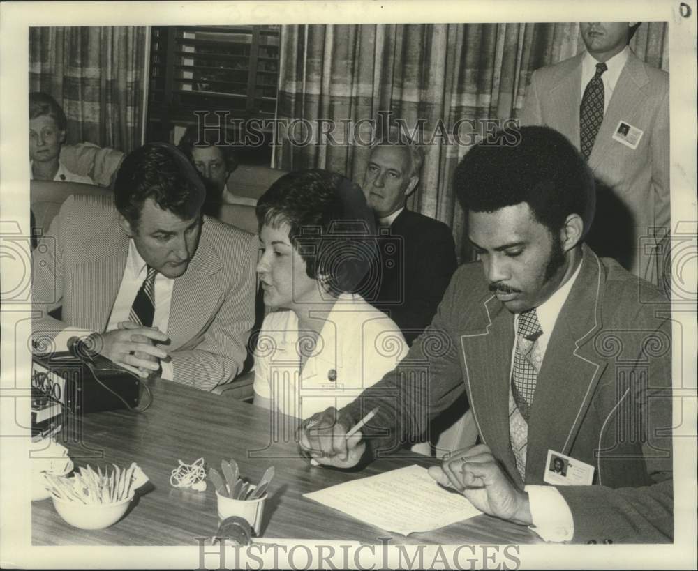 1975 Press Photo Nurses Federation Pres. Betsy Hymel with Sen. Michael O&#39;Keefe