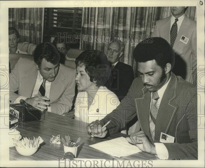 Load image into Gallery viewer, 1975 Press Photo Nurses Federation Pres. Betsy Hymel with Sen. Michael O'Keefe
