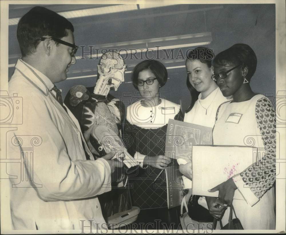 1968 Press Photo Louisiana State University Doctor Shows Model to Students