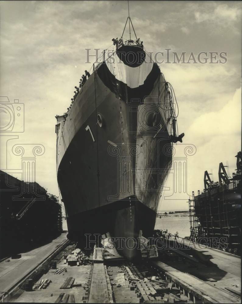 1966 Press Photo Amphibious transport LPD-7 Cleveland is launched in New Orleans- Historic Images