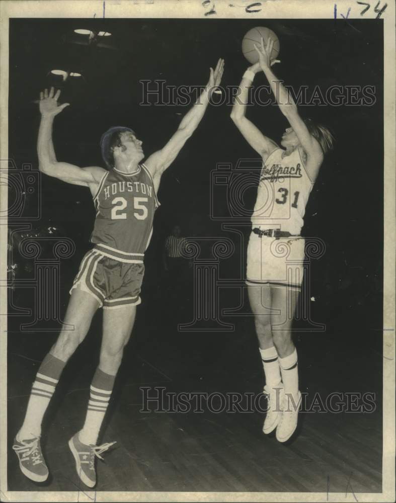 Load image into Gallery viewer, 1971 Press Photo John Kardzionak, Loyola Basketball, Shoots Over Houston Black

