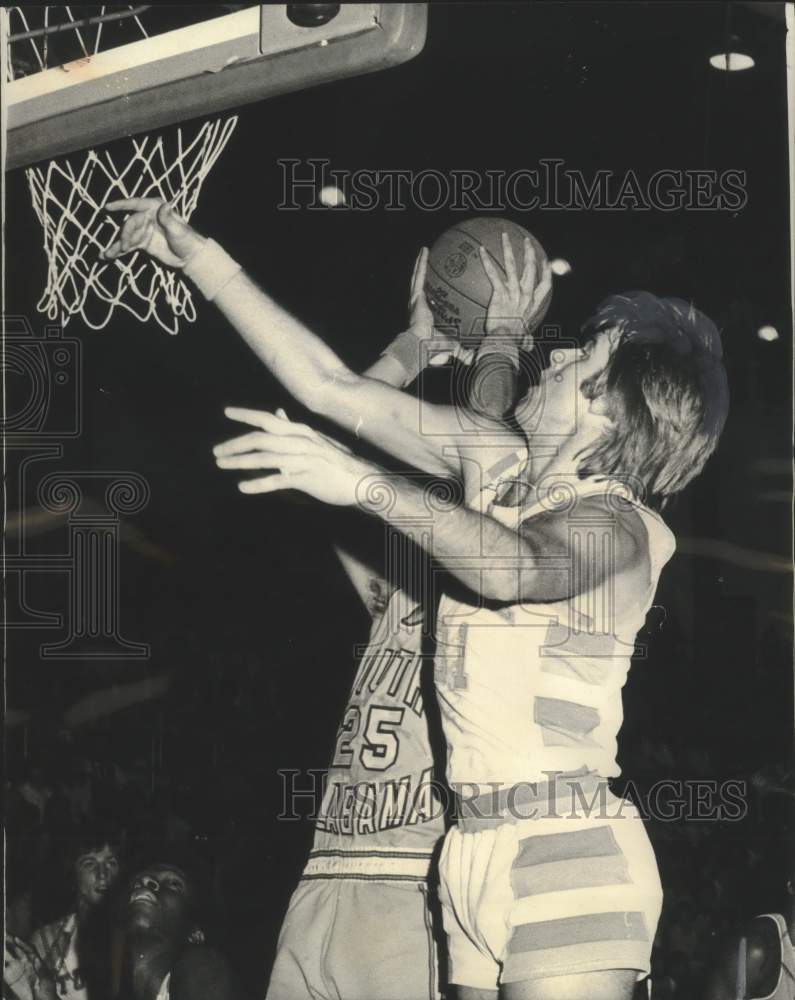 1973 Press Photo Tulane Basketball Player John Kardzionak Attempts Block at Net