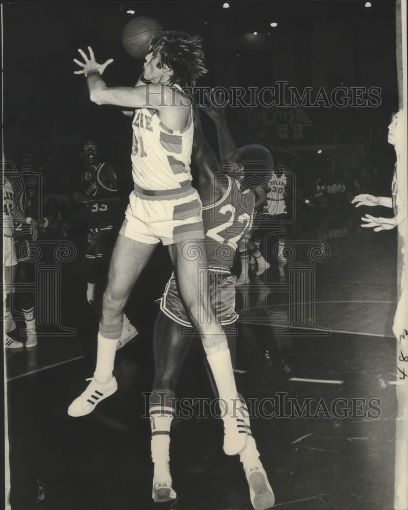 Load image into Gallery viewer, 1973 Press Photo Tulane's Basketball Star John Kardzionak Grabs Rebound
