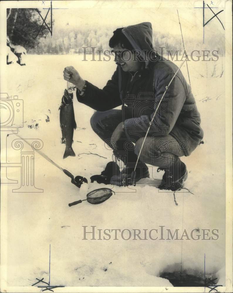 Load image into Gallery viewer, 1974 Press Photo Ice fisherman in Manitoba catches a trout - noo33203
