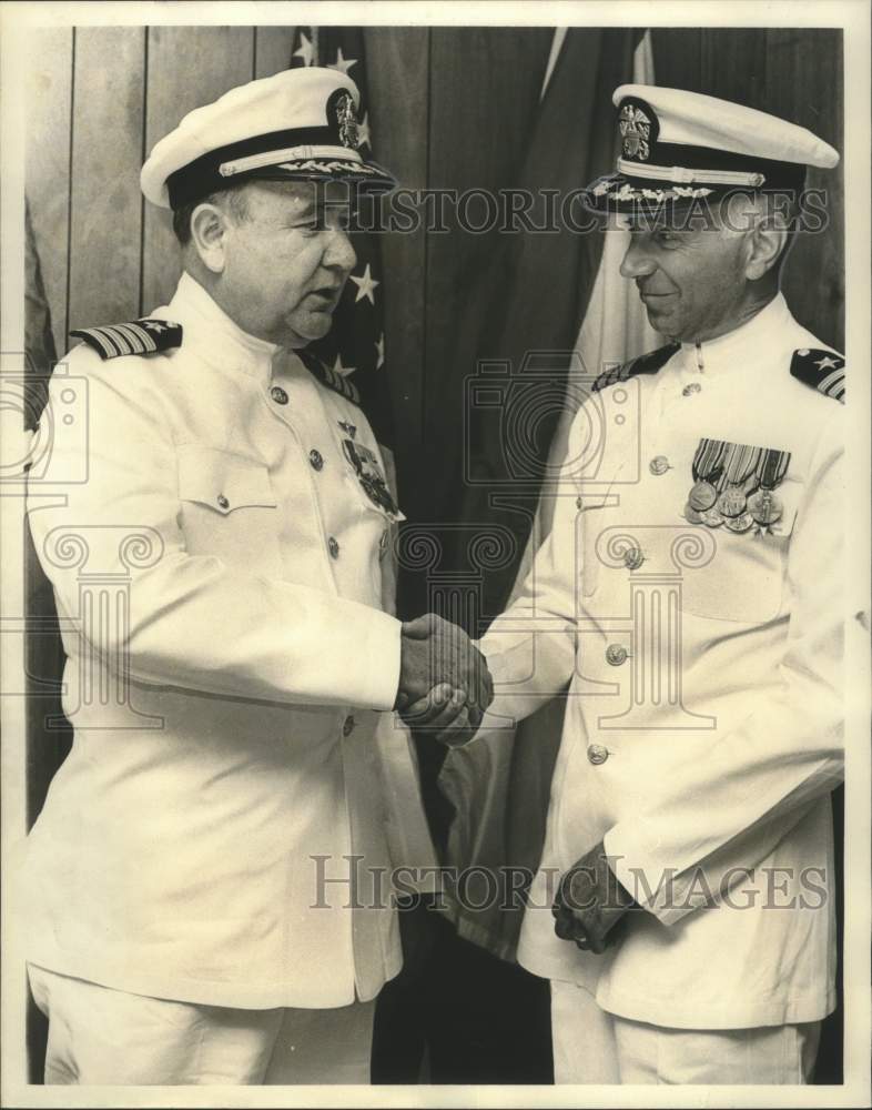 Load image into Gallery viewer, 1972 Press Photo Dr. Capt. Raymond F. Compton USN wtih Cmdr. Edward Iansuzzi
