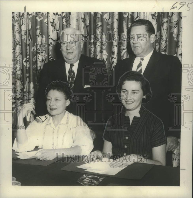 Load image into Gallery viewer, 1958 Press Photo Officers of The Roosevelt Hotel Federal Credit Union
