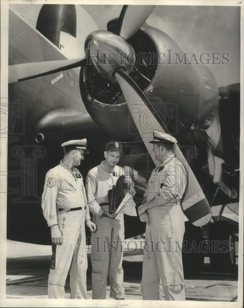 Load image into Gallery viewer, 1967 Press Photo Crew members of the hurricane-hunting flight team - noo33264
