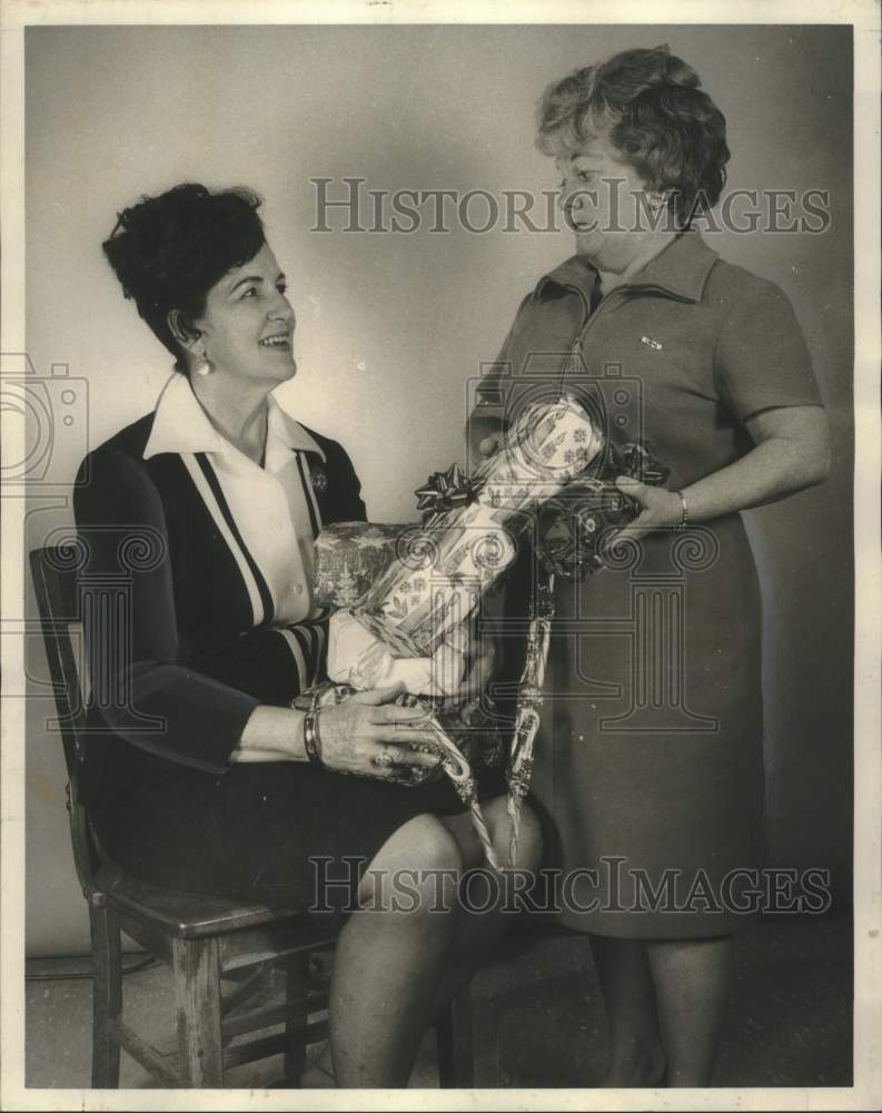 1970 Press Photo Mrs. T. Milton and Mrs. John D. Parker, House of Bread