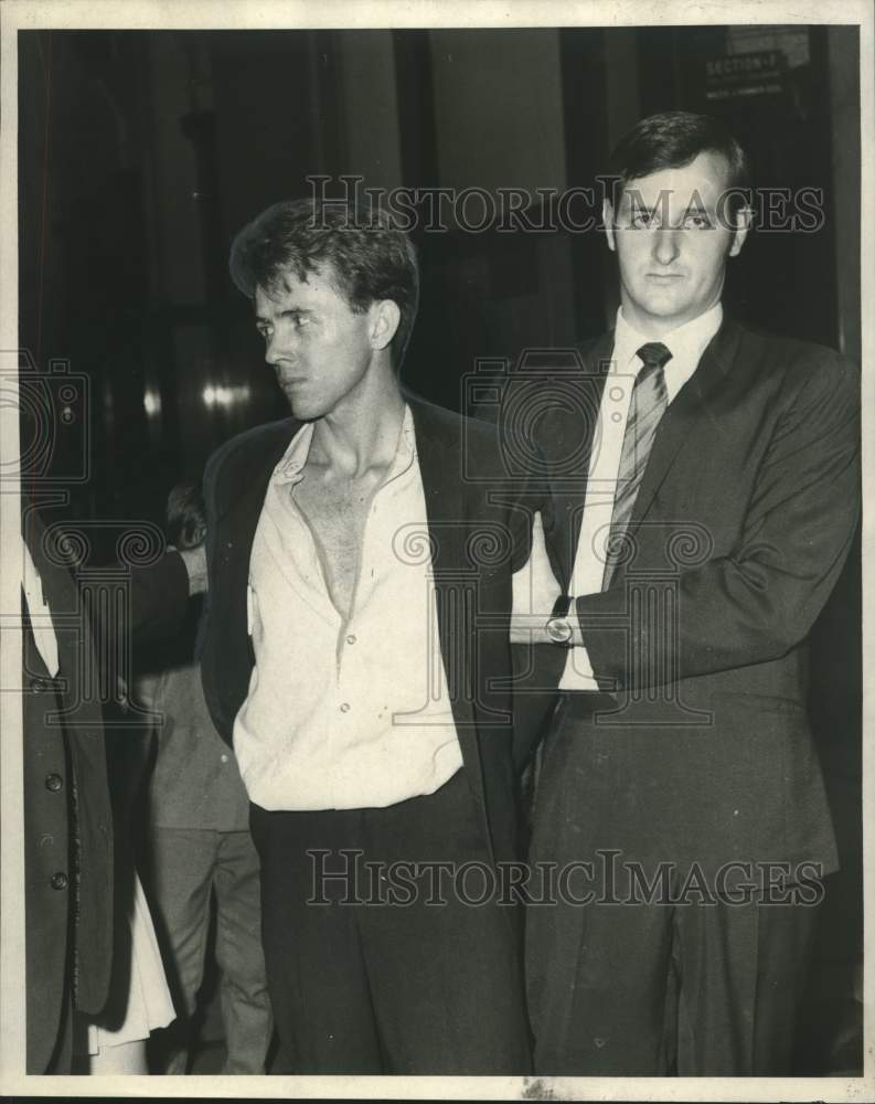 1969 Press Photo Thomas Hurst Led into Court by Detective - noo33301