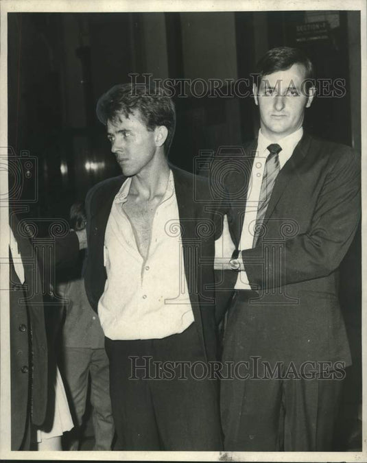 1969 Press Photo Thomas Hurst Led into Court by Detective - noo33301