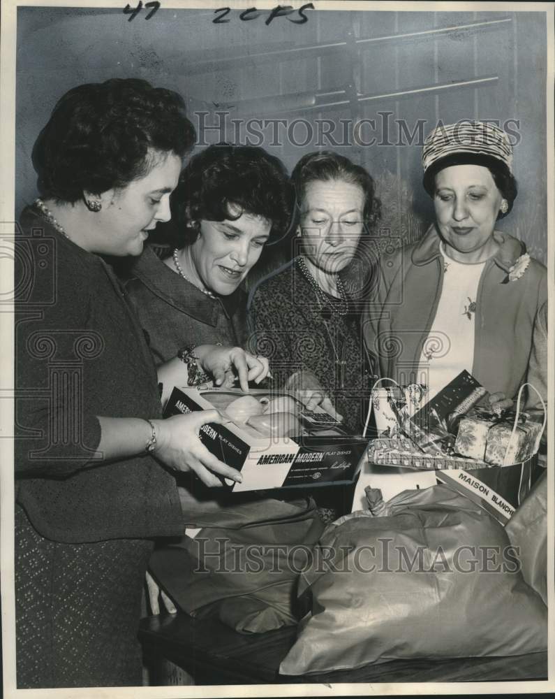 Load image into Gallery viewer, 1963 Press Photo Insurance Women of New Orleans- Kiddy Bags Distribution
