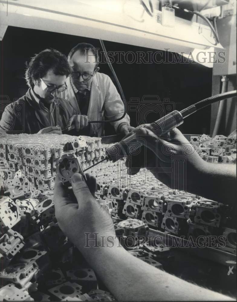 1975 Press Photo Workers Assemble Chain Saw Carburetors - noo33326