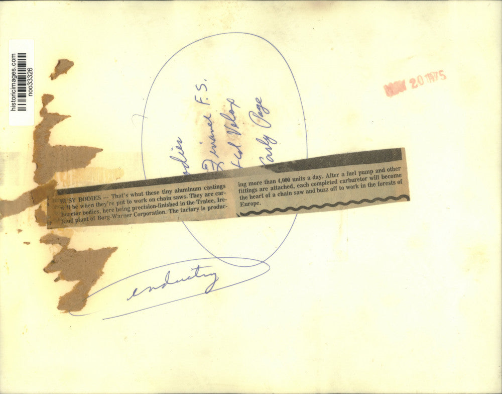 1975 Press Photo Workers Assemble Chain Saw Carburetors - noo33326