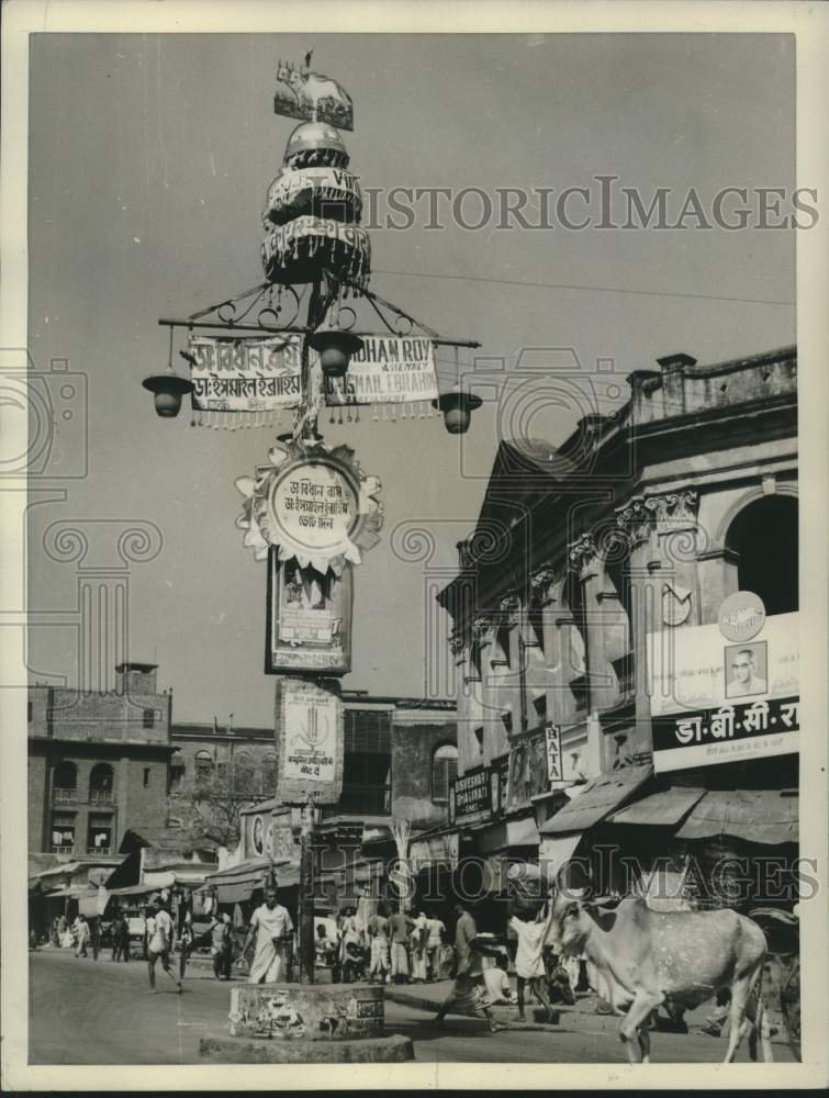 Load image into Gallery viewer, 1962 Press Photo Lamp Post in Calcutta, India Decorated with Political Signs
