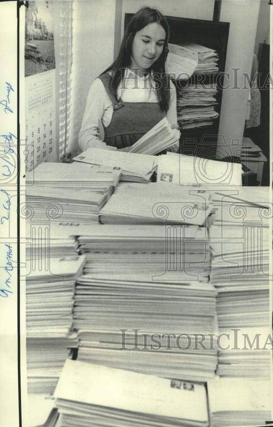 1972 Press Photo Louisiana Revenue Department employee Marsha Broome
