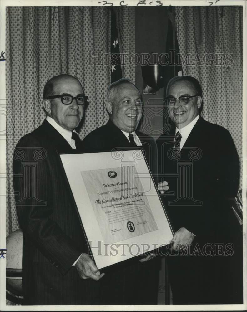 1972 Press Photo Hibernia National Bank officials Certificate for Export Service