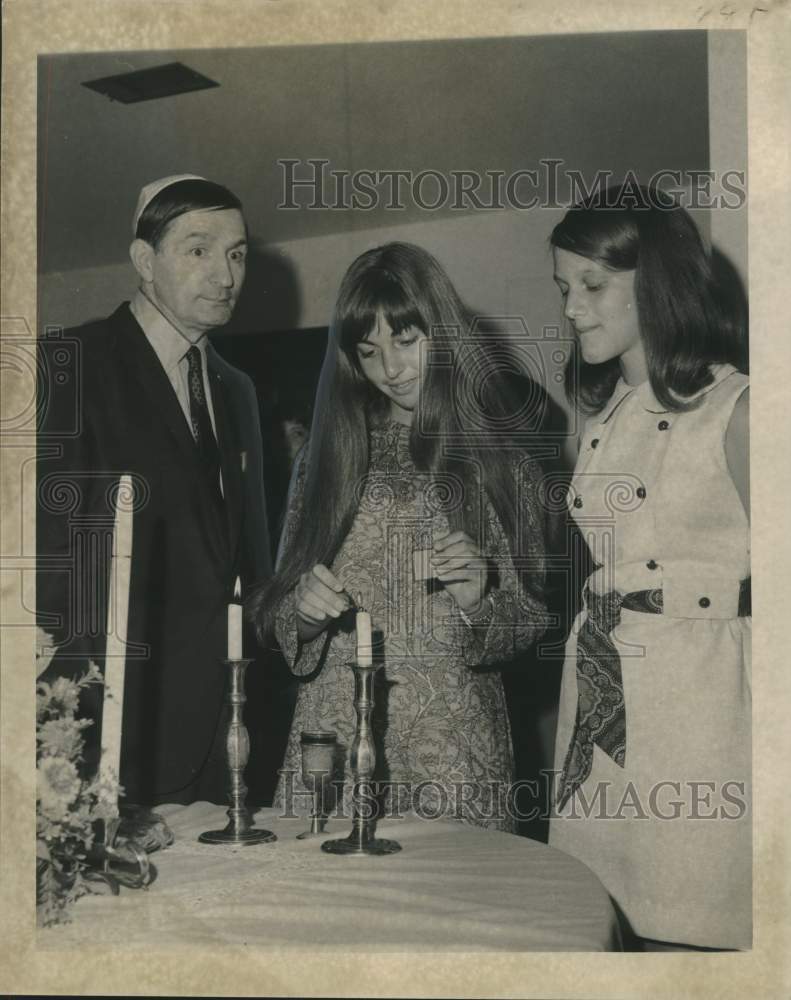 1969 Press Photo Traditional lighting of the candles at the Katz residence - Historic Images