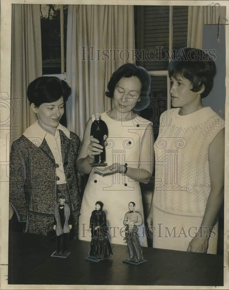Load image into Gallery viewer, 1967 Press Photo Doll ladies of B'nai B'rith going to Project Head Start school
