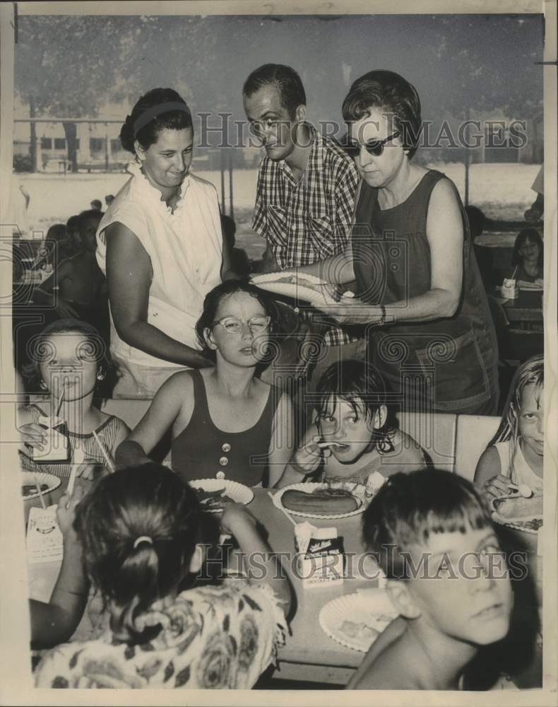 Load image into Gallery viewer, 1967 Press Photo Mater Dei No. 868 feeding children- St. Thomas &amp; Florida avenue
