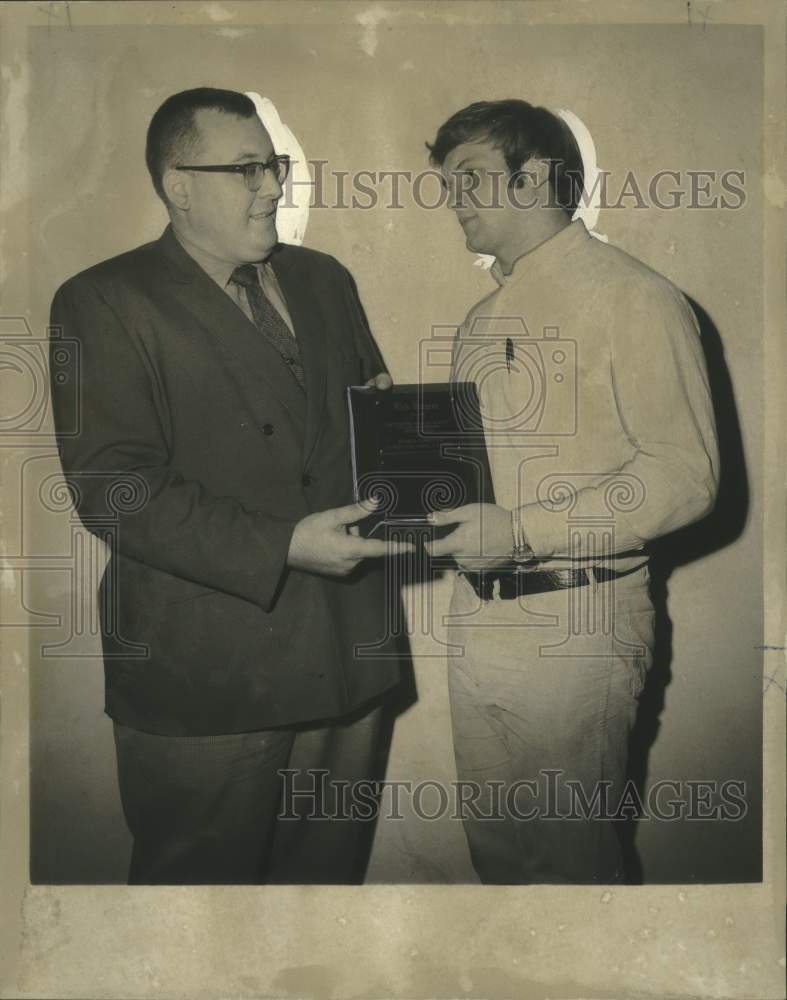 Load image into Gallery viewer, 1971 Press Photo Tulane linebacker Rick Kingrea honored by Bill Curl - noo33483

