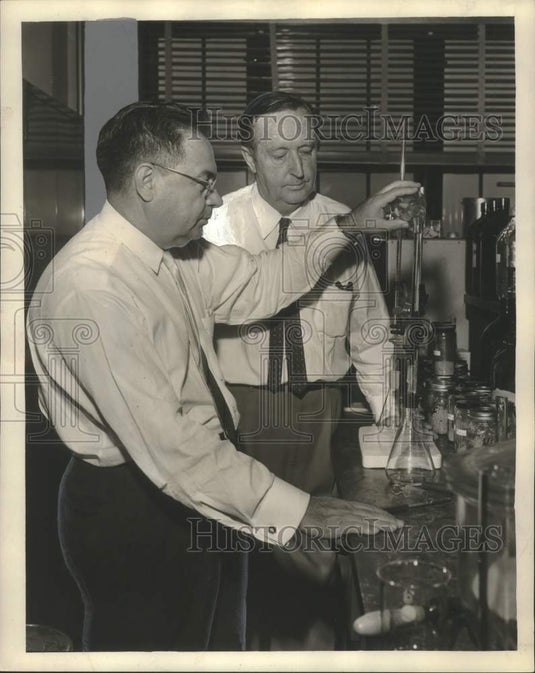 1961 Press Photo Dr. V.L. Frampton & W.H. King working on a laboratory