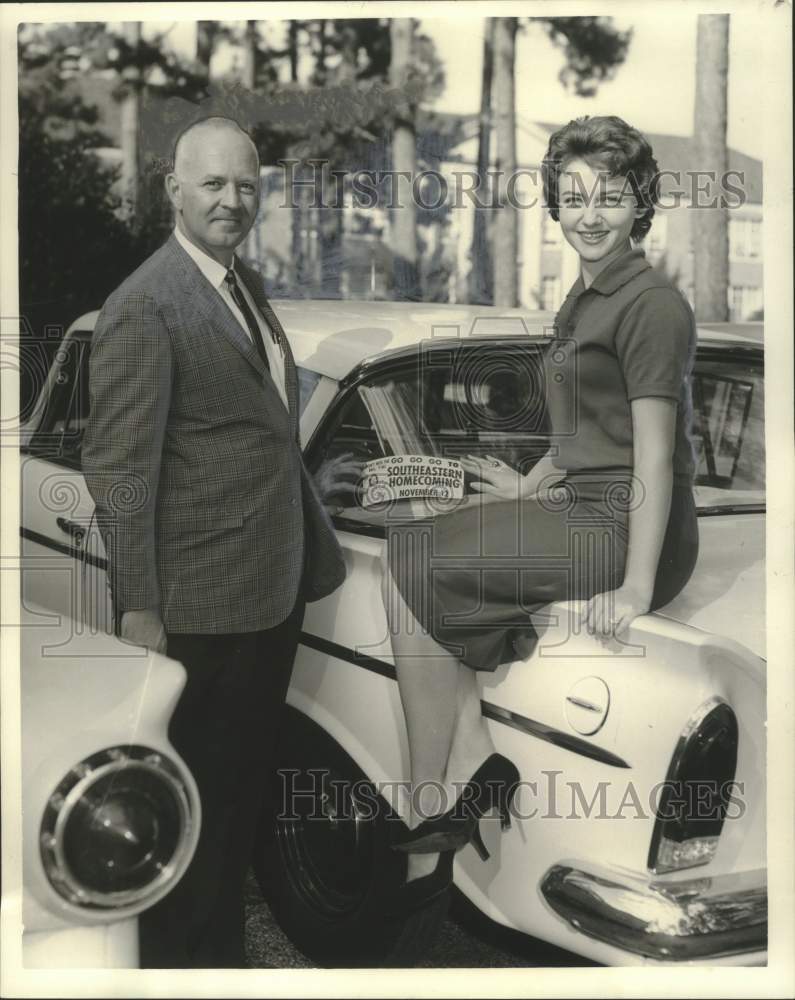 Load image into Gallery viewer, 1960 Press Photo Gloria Dell Kirby presenting a car sticker to George Bonnell
