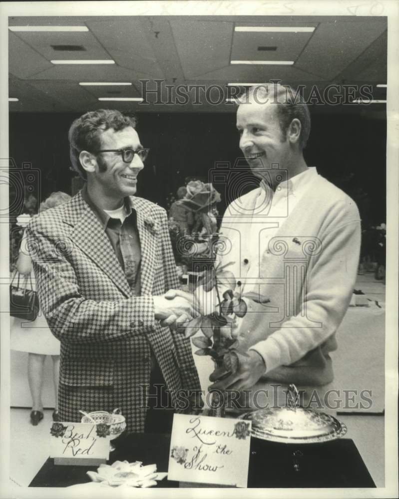 Load image into Gallery viewer, 1975 Press Photo Kenneth N. Jensen &amp; Ed Griffith with Big Ben- Annual Rose Show
