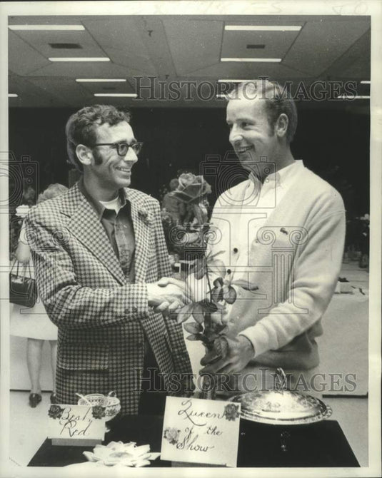 1975 Press Photo Kenneth N. Jensen & Ed Griffith with Big Ben- Annual Rose Show