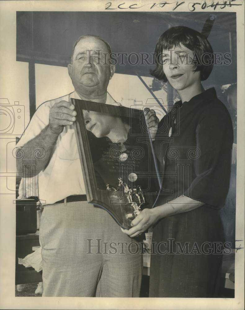 1965 Press Photo Mrs. Joseph Jones Jr. receives posthumous award for her father- Historic Images