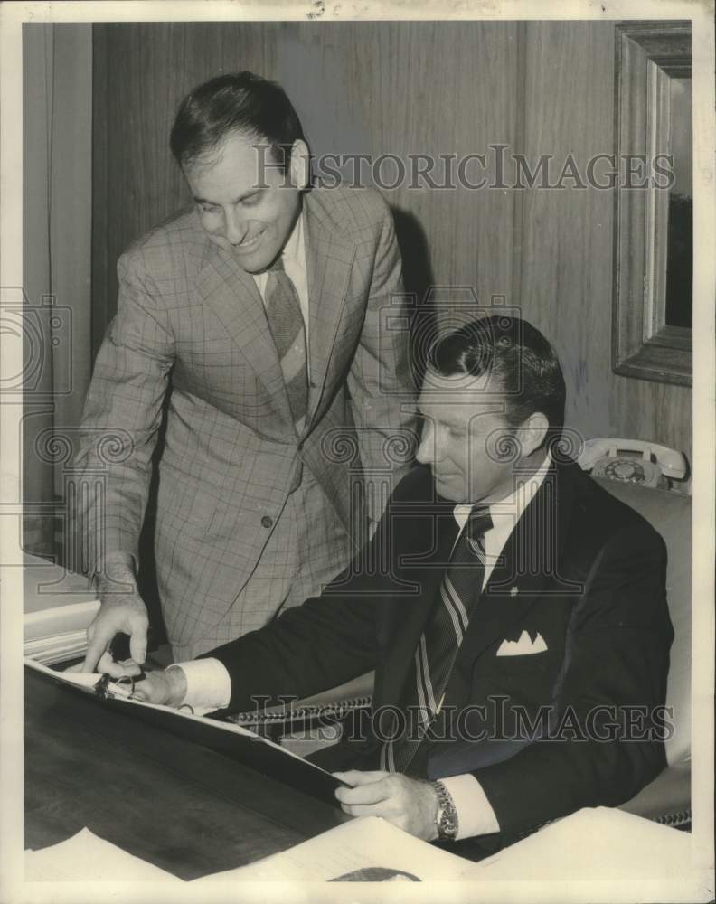 Load image into Gallery viewer, 1973 Press Photo James Jones, chair of Junior Achievement Greater New Orleans
