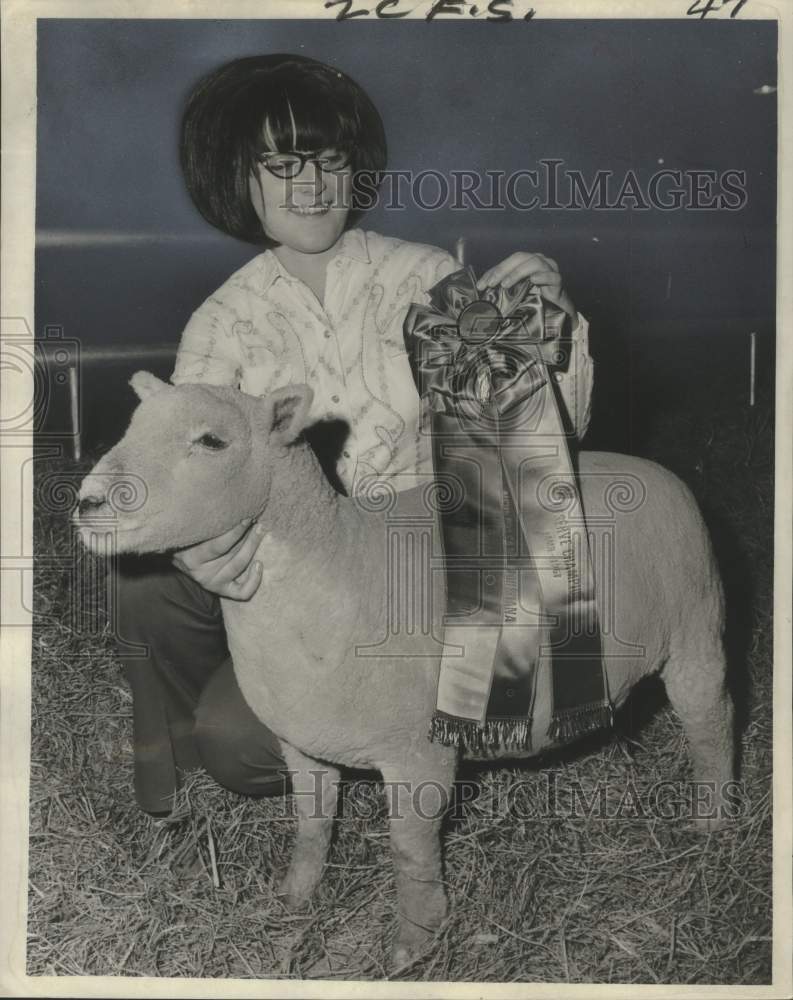Load image into Gallery viewer, 1967 Press Photo Maellen McCraine at Southeast District Junior Livestock Show
