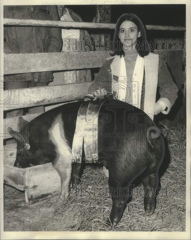 Load image into Gallery viewer, 1969 Press Photo Becky Brantley at the Southeast District Junior Livestock Show
