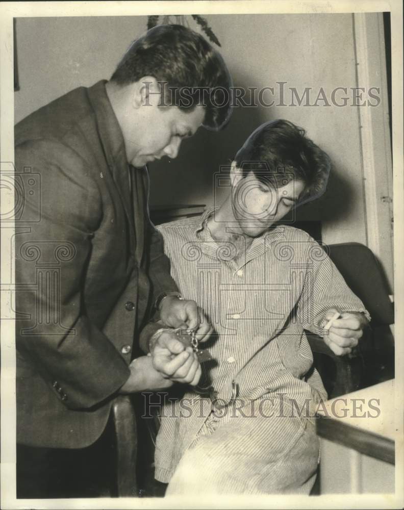 1968 Press Photo Jefferson Parish Narcotics Officer Prepares to Interrogate Man