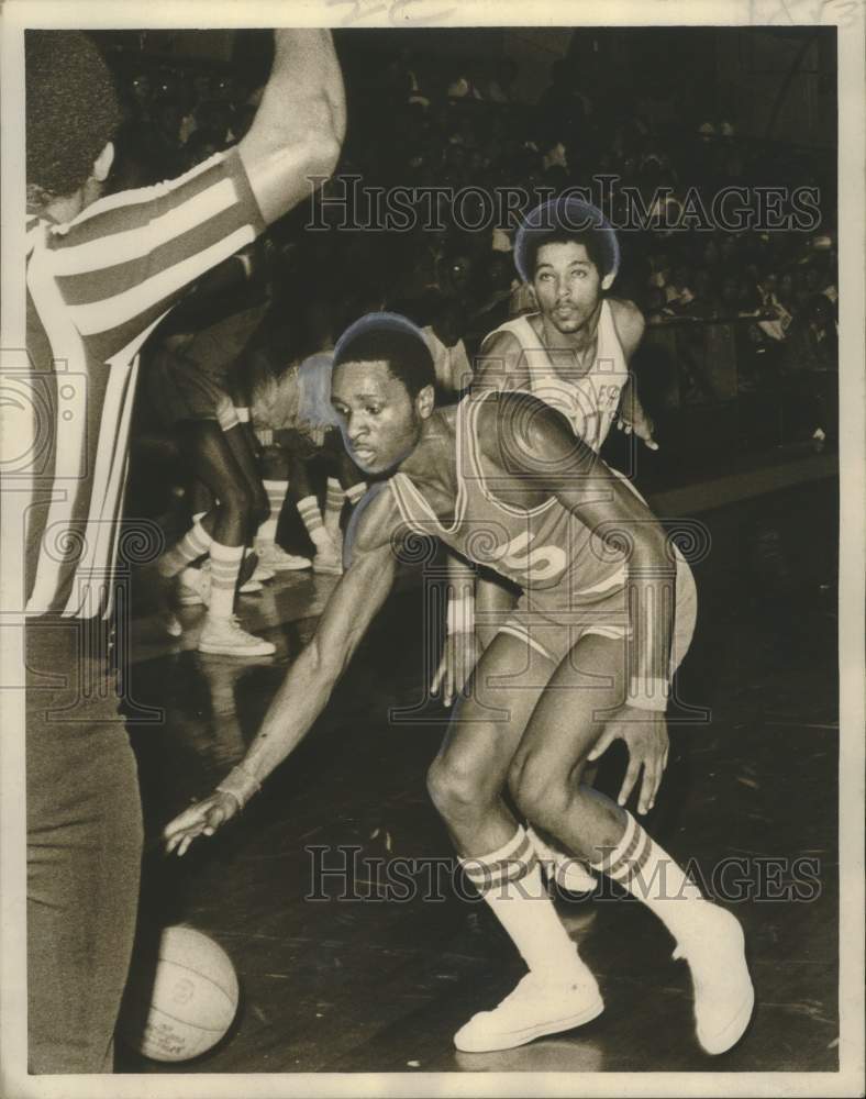 1974 Press Photo Dillard University Basketball Star Johnny Kelly Dribbles Ball- Historic Images