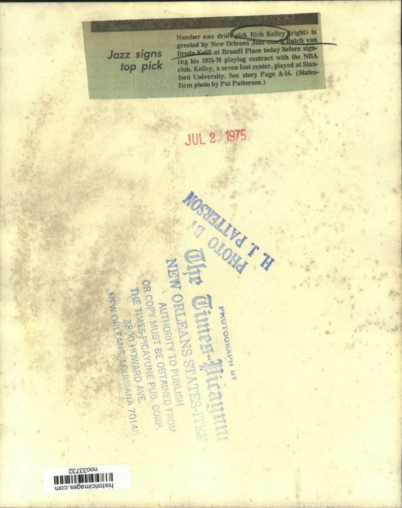 1975 Press Photo New Orleans Jazz Butch Van Breda Kolff & Draft Pick Rich Kelley