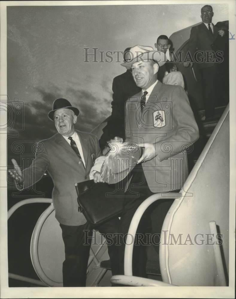 Load image into Gallery viewer, 1967 Press Photo Football- Glenn Jacoby of Wyoming Cowboys &amp; Coach Lloyd Eaton
