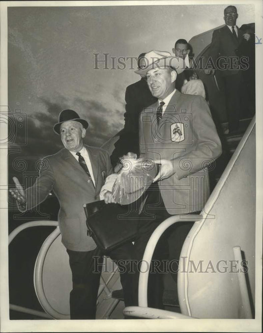 1967 Press Photo Football- Glenn Jacoby of Wyoming Cowboys & Coach Lloyd Eaton
